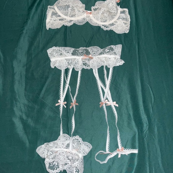 Embroidered white lace lingerie set with garter belt - Picture 2 of 7
